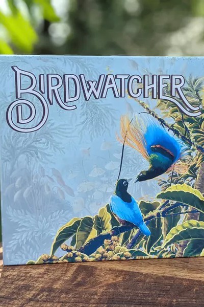 Krásnými ilustracemi ptáků se nechlubí jen Na křídlech. I Birdwatcher umí zaujmout, časem navíc v češtině