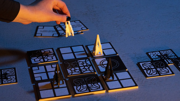 Podpořte na HitHitu českou stolní hru Rozety a rakety. Láká na gotický vesmírný program a uměleckou podobu