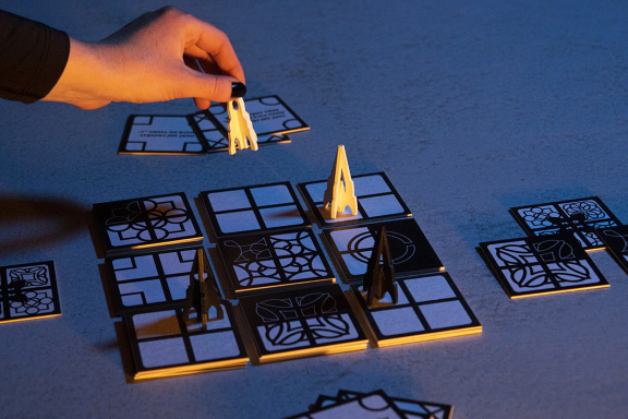 Podpořte na HitHitu českou stolní hru Rozety a rakety. Láká na gotický vesmírný program a uměleckou podobu