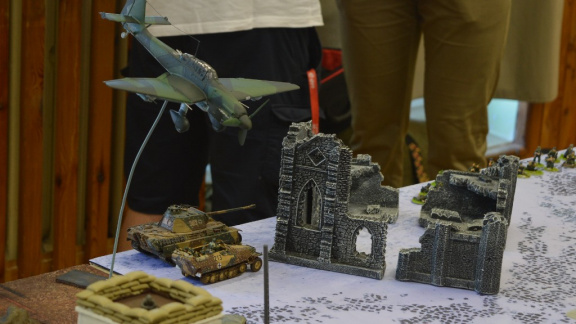 Ve hře jde kromě pozemní techniky nasadit také letadla!