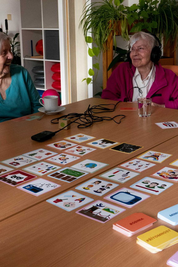 Česká hra Povídej chce pomáhat seniorům v boji se zapomínáním