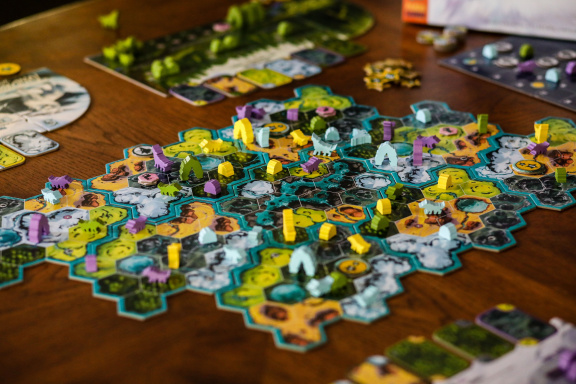 Jedna z nejžádanějších novinek letošního Essenu The Wolves vyjde v češtině jako Vlci