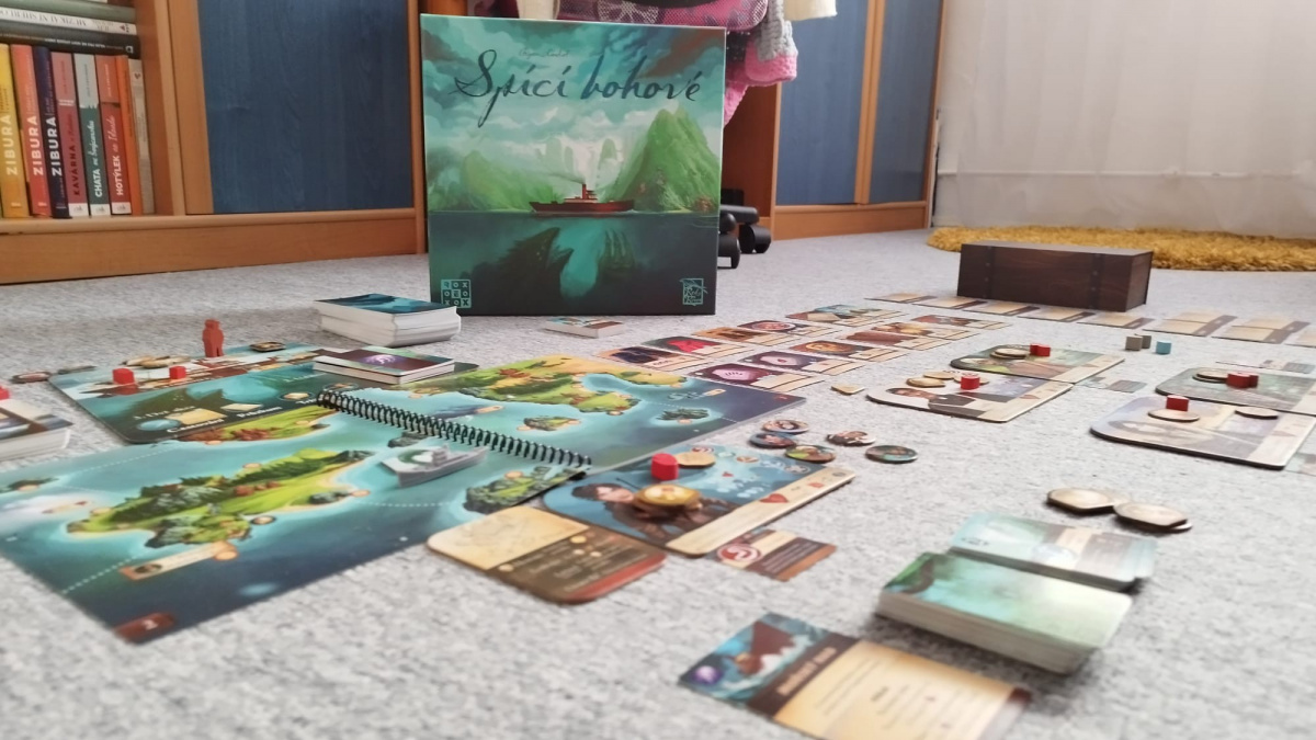 Spící bohové – recenze tajuplné plavby fantaskním souostrovím