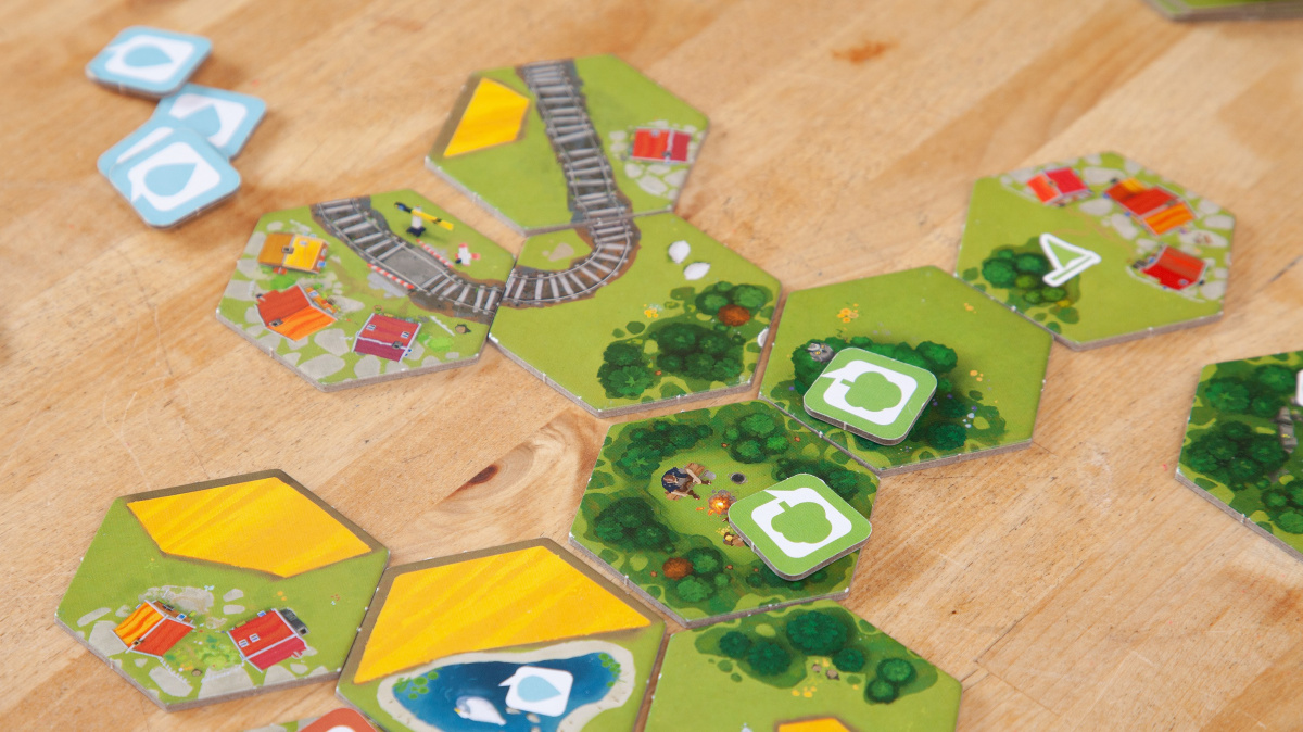 Desková hra roku Dorfromantik vyjde během ledna v češtině