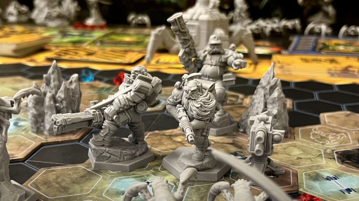 Stolní adaptace videoherní akce Deep Rock Galactic dostane dvě rozšíření a druhou edici