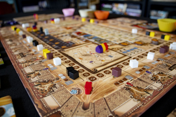 Ezra and Nehemiah startuje novou starověkou trilogii od Shema Phillipse a Sama Macdonalda