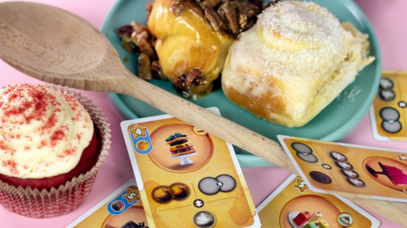 Připravte si mísy a vařečky. Do obchodů dorazilo strategické pečení ve hře Sladká tečka: Klání cukrářů