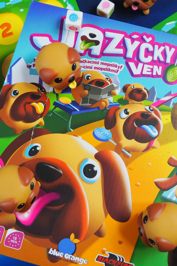 Jazýčky ven! – recenze plná mopslíků