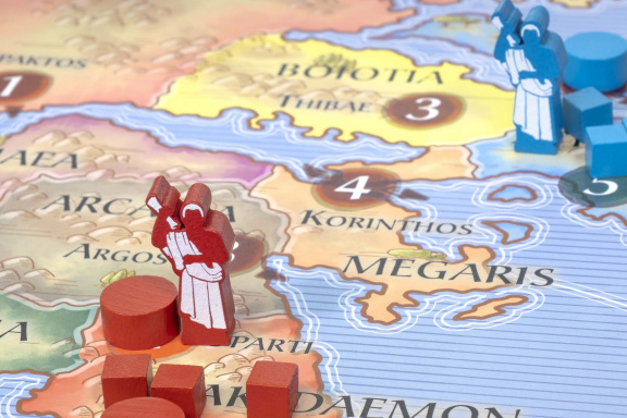 Dva hráči změří své síly v náročnější počeštěné deskovce Polis