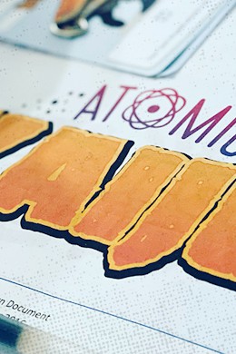 Atomic Kaiju je jednoduchý deckbuilding nabízející bitevní vřavy atomových monster