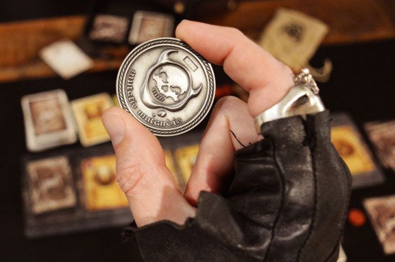 Studio Modiphius chystá novou verzi temno-humorné karetky Dark Deeds od autorů Warhammer 40,000 a Disney Lorcana