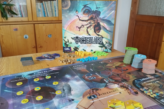 Včelín – recenze kosmického putování pilných opylovačů