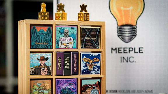 V Meeple Inc tvoříte deskové hry a vyrovnáváte si je na poličku