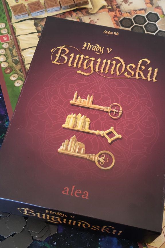 Hrady v Burgundsku – recenze počeštěné legendy, která na sobě své stáří nedává vůbec znát