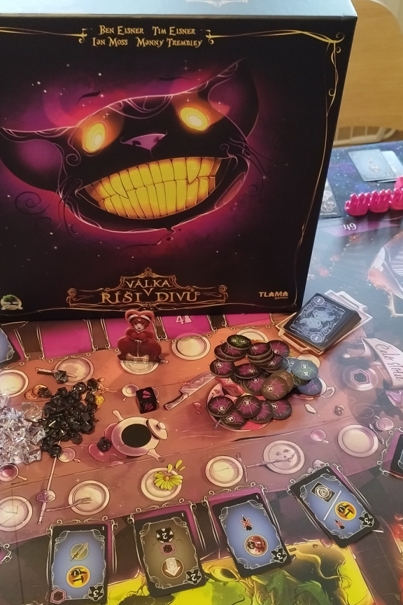 Válka v Říši divů – recenze tahání z pytlíku plného šílenství