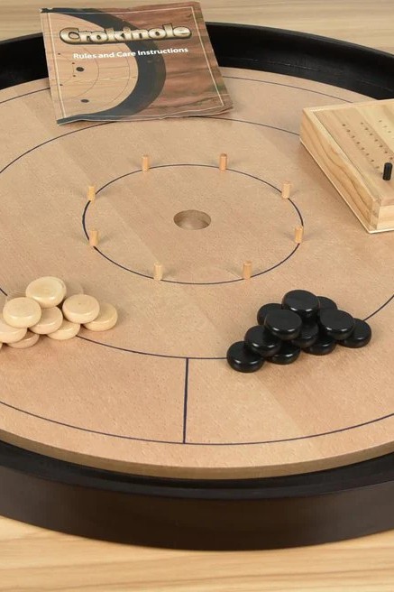 Klasická rozměrná deskovka Crokinole znovu strhává davy