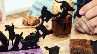 Kočky po celém stole. Vytvoříte tu největší kopici v Kočkokupách?