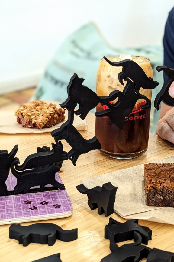 Kroťte a skládejte kočky na sebe v rodinném Stack O' Cats