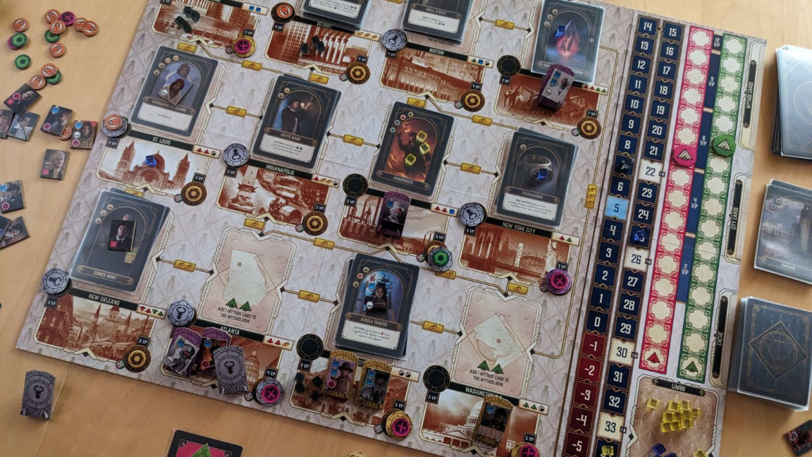 Páteční souhrn tuzemských novinek: poctivá porce Lovecrafta, zvířecí kávy, fotbalu i asymetrického hororu