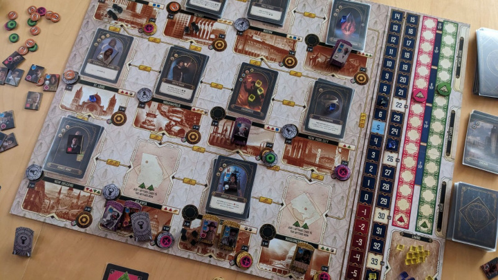 Páteční souhrn tuzemských novinek: poctivá porce Lovecrafta, zvířecí kávy, fotbalu i asymetrického hororu