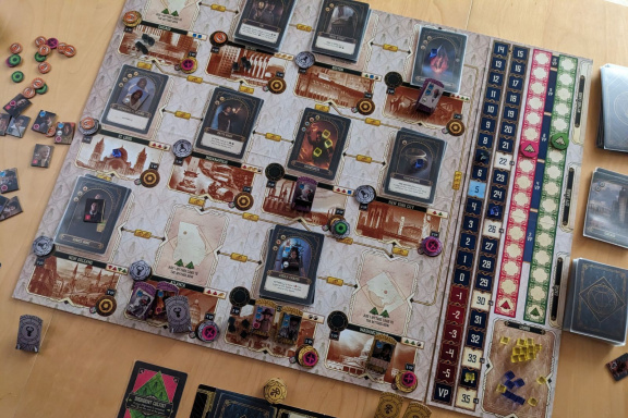 Páteční souhrn tuzemských novinek: poctivá porce Lovecrafta, zvířecí kávy, fotbalu i asymetrického hororu