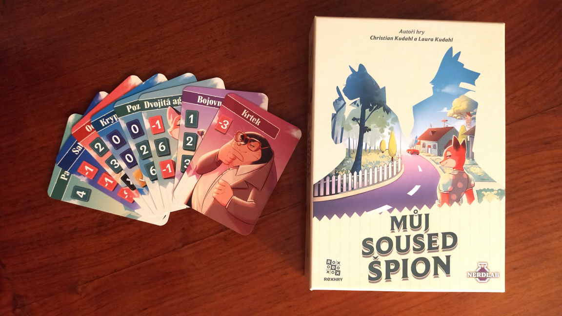 Můj soused špion – recenze nápadité, karetní obíhačky