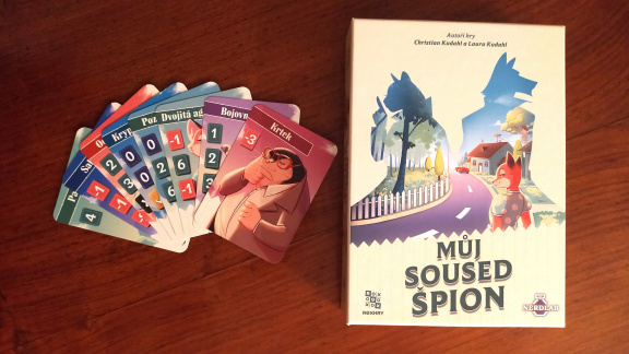 Můj soused špion – recenze nápadité, karetní obíhačky