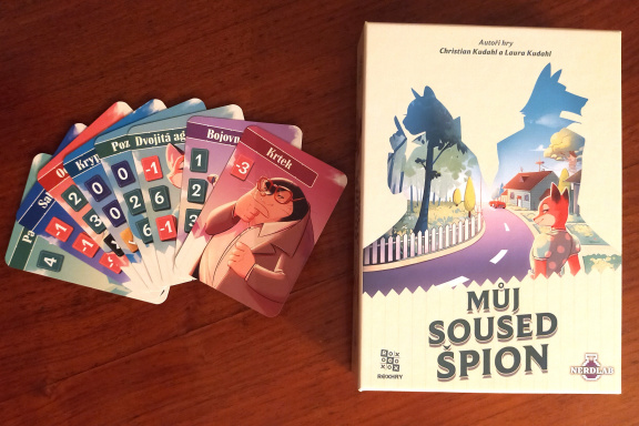 Můj soused špion – recenze nápadité, karetní obíhačky