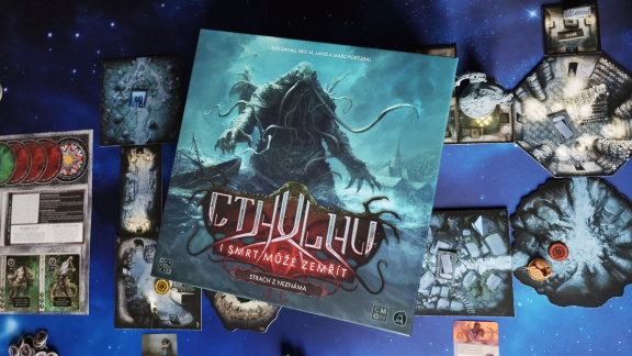 Cthulhu: I smrt může zemřít – Strach z neznáma – recenze fanaticko-fantastické sázky na jistotu