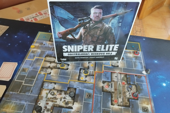 Sniper Elite – Odstřelovač: Desková hra – recenze druhoválečné naháněčky