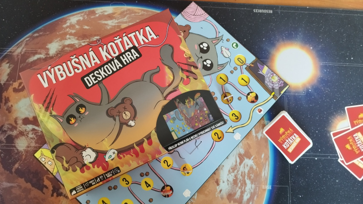 Výbušná Koťátka: Desková hra – recenze zvrhlé oslavy výročí