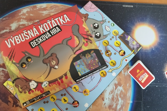 Výbušná Koťátka: Desková hra – recenze zvrhlé oslavy výročí