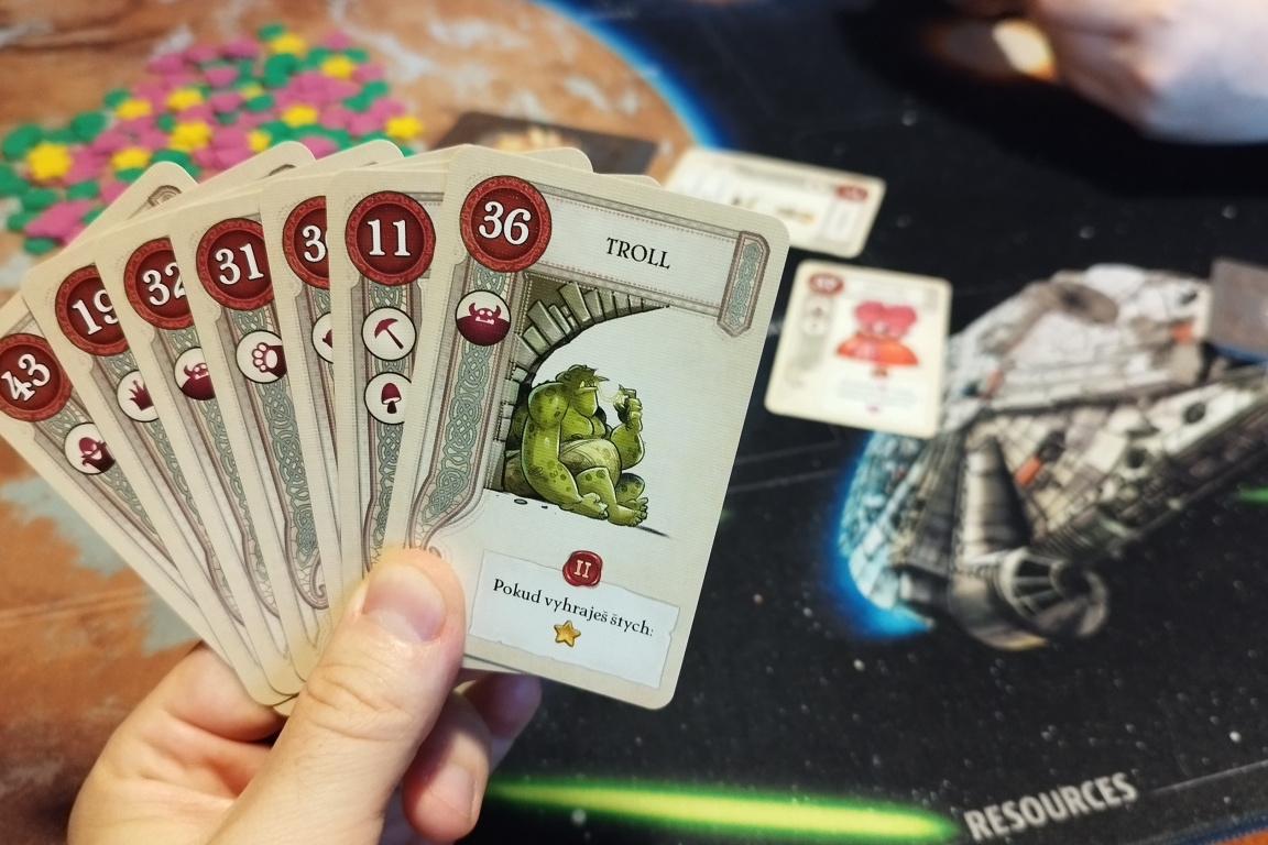 Je Za sedmero kartami štychovka nebo ne? Recenze to rozlouskne