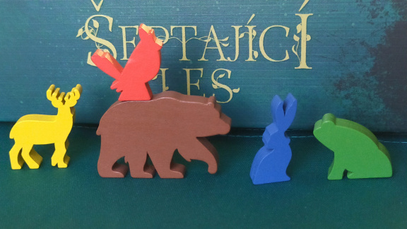 Šeptající les – recenze zvířecího přemýšlení pro rodiny i sólisty