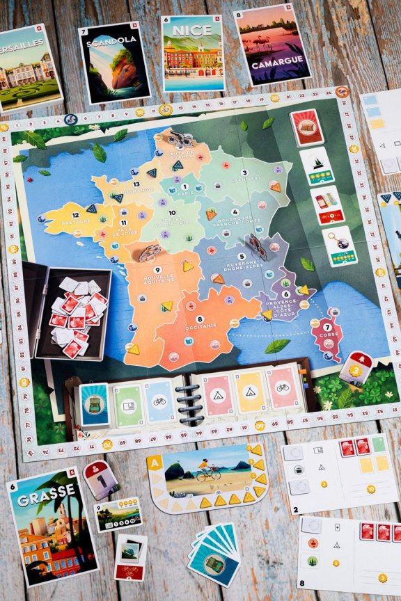 Procestujte celou Francii z pohodlí vašeho stolu. Asmodee chystá cestovatelskou hru Pohlednice
