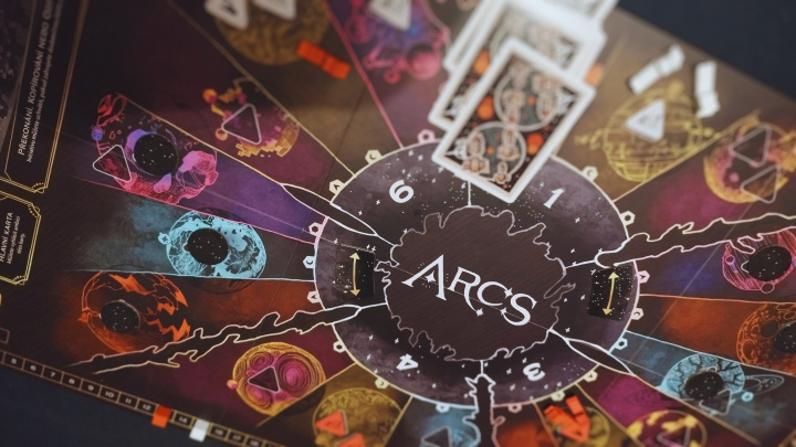 Arcs – recenze občas až moc konfliktního sci-fi od tvůrce Rootu