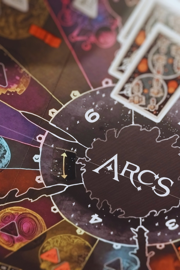 Arcs – recenze občas až moc konfliktního sci-fi od tvůrce Rootu