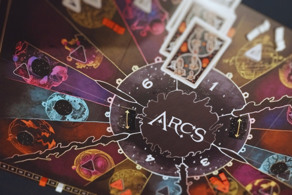 Arcs – recenze občas až moc konfliktního sci-fi od tvůrce Rootu