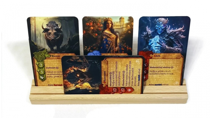 České Mighty Fight je tuzemská obdoba Magic: The Gathering. Utkají se v ní až čtyři hráči