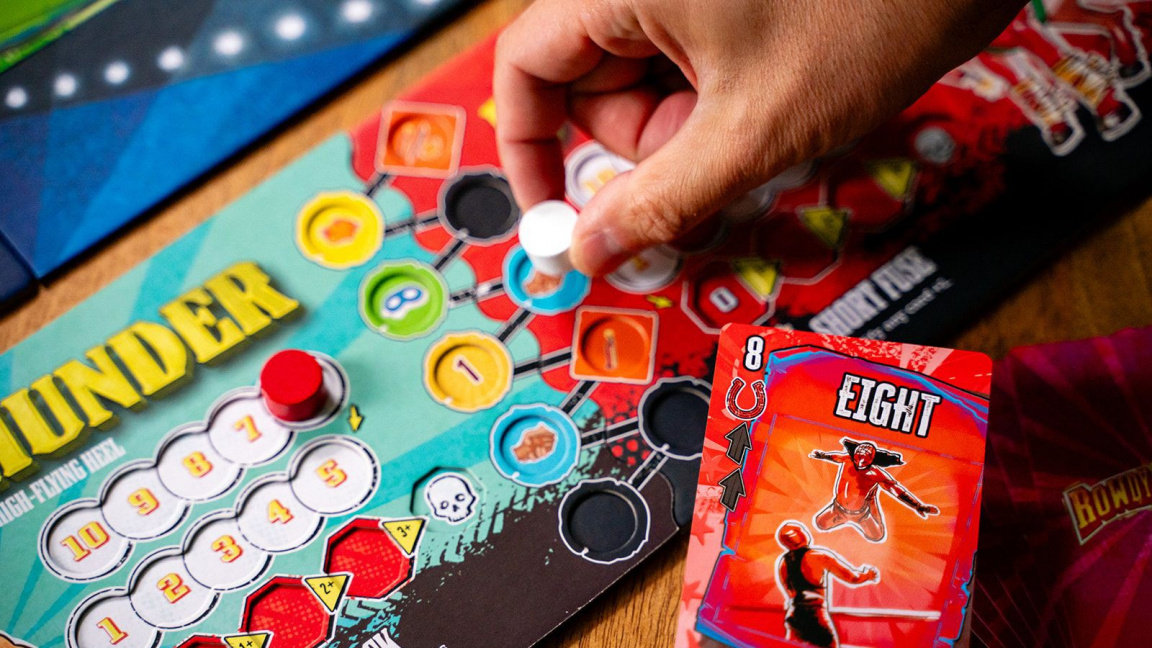 Rowdy Partners je štychovka z Divokého západu. Pře se tu řeší wrestlingem