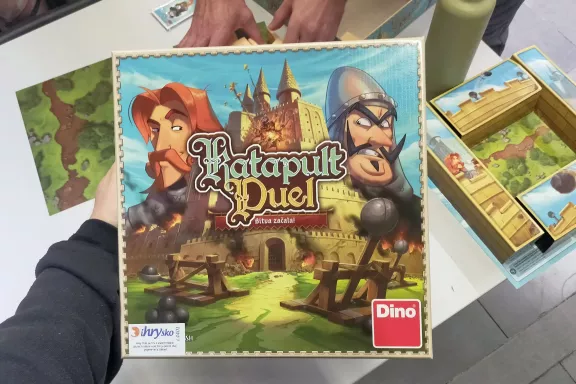 Katapult Duel – recenze akční přestřelky se skutečným bouráním hradů