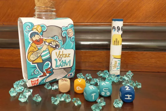 Vzkaz v láhvi – recenze slovní kostkové hry ukryté ve flašce