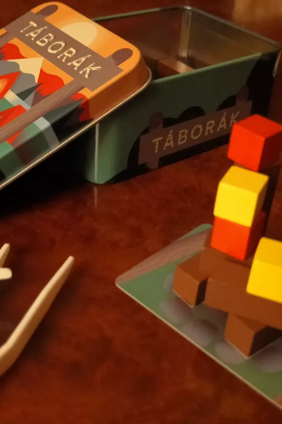Táborák – recenze zručnostní minihry do kapsy