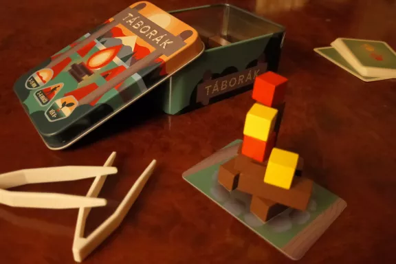 Táborák – recenze zručnostní minihry do kapsy