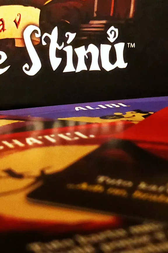 Kdo zabil lorda Stína? Zjistíte to v karetní Vraždě v sídle Stínů