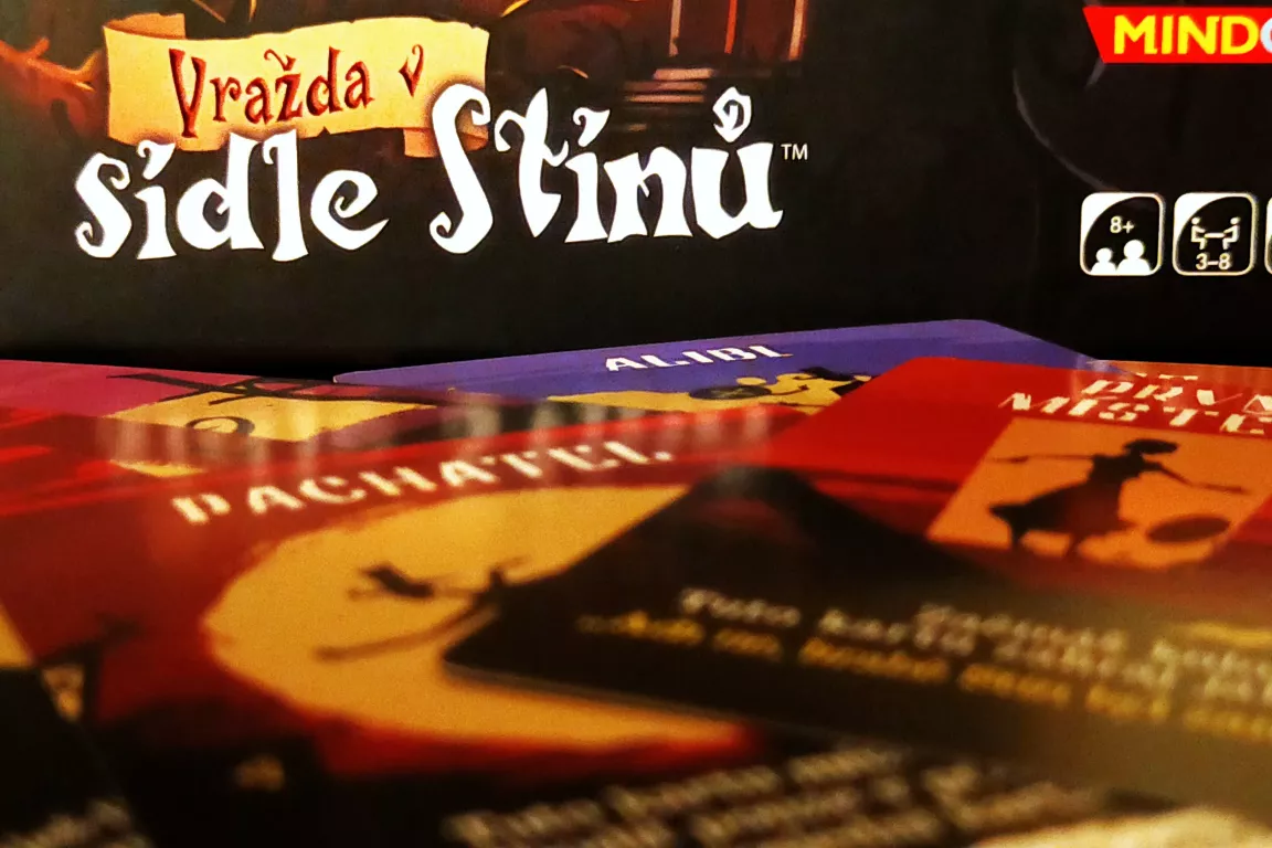 Kdo zabil lorda Stína? Zjistíte to v karetní Vraždě v sídle Stínů