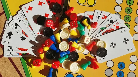 Hry, které hrají dospělí: od deskových her po online casino