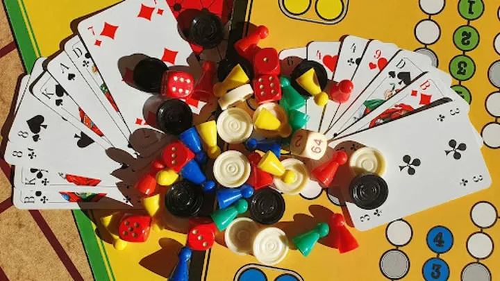 Hry, které hrají dospělí: od deskových her po online casino