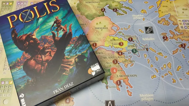 Polis – recenze antického duelu