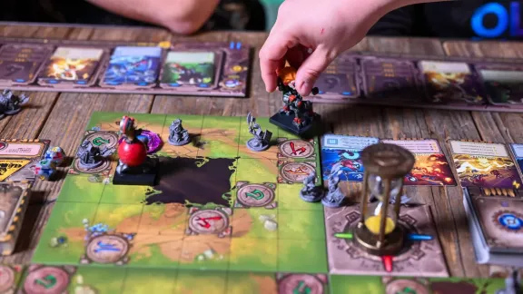 Páteční souhrn tuzemských novinek: o Cthulhu, peklu, Karaku i LoLku